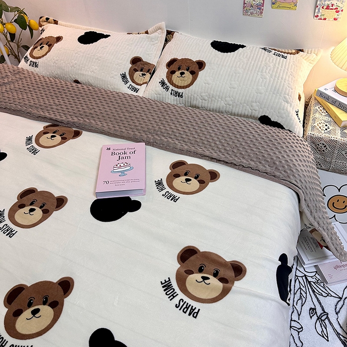 91家纺网 家纺一手货源 找家纺 慕晨 2024新款高克重A类牛奶绒印花豆豆绒夹棉单床盖三件被套四件套 大脸熊