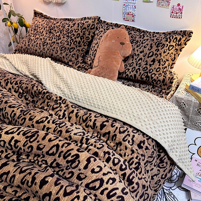 91家纺网 家纺一手货源 找家纺 慕晨 2024新款高克重A类牛奶绒印花豆豆绒夹棉单床盖三件被套四件套 小豹纹