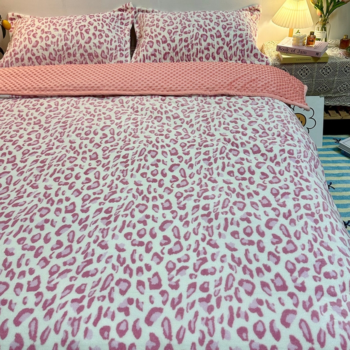 91家纺网 家纺一手货源 找家纺 慕晨 2024新款高克重A类牛奶绒印花豆豆绒夹棉单床盖三件被套四件套 粉豹纹