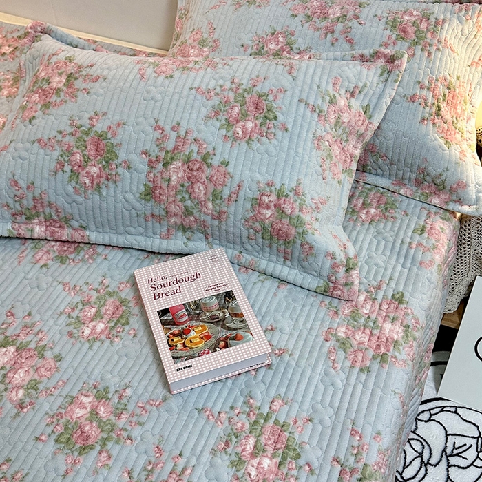 91家纺网 家纺一手货源 找家纺 慕晨 2024新款高克重A类牛奶绒印花豆豆绒夹棉单床盖三件被套四件套 浮生若梦