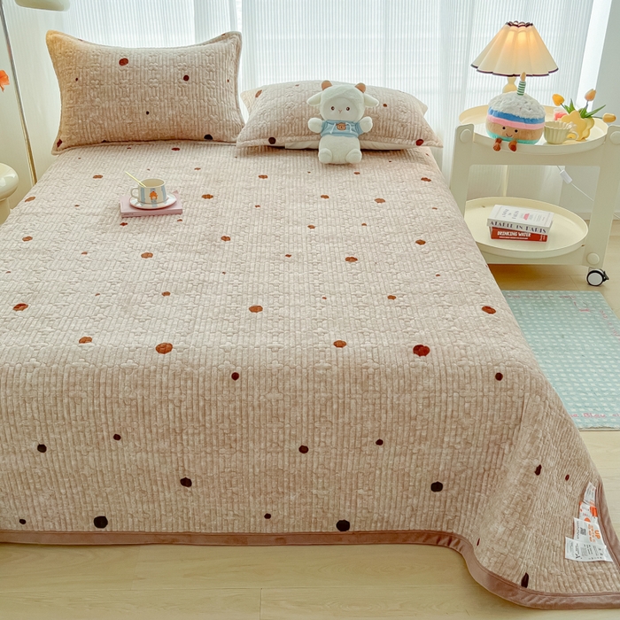91家纺网 家纺一手货源 找家纺 慕晨 2024新款高克重A类牛奶绒印花豆豆绒夹棉单床盖三件被套四件套 咖色波点