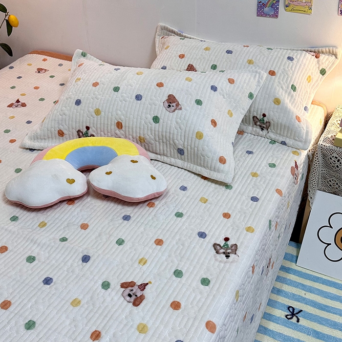 91家纺网 家纺一手货源 找家纺 慕晨 2024新款高克重A类牛奶绒印花豆豆绒夹棉单床盖三件被套四件套 彩色波点狗