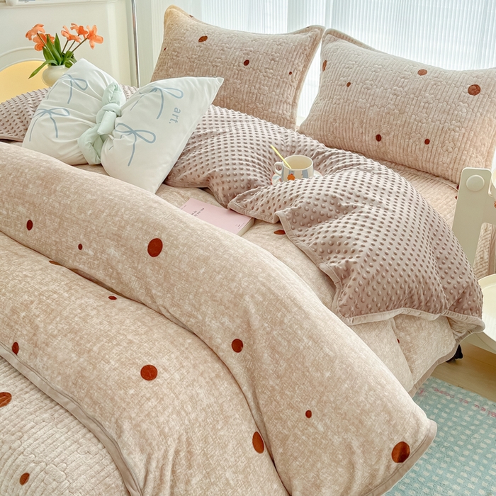 91家纺网 家纺一手货源 找家纺 慕晨 2024新款高克重A类牛奶绒印花豆豆绒夹棉单床盖三件被套四件套 咖色波点