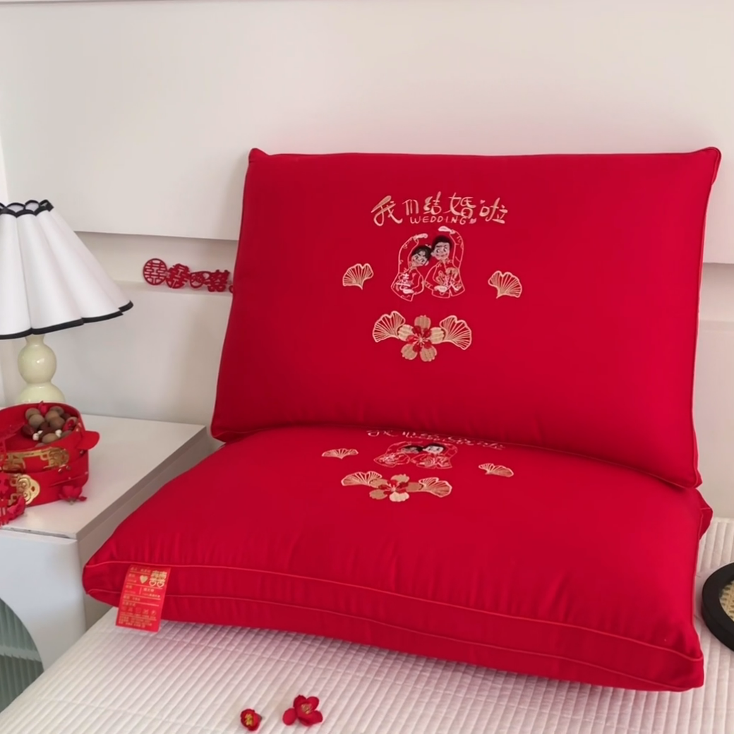 91家纺网 家纺一手货源 找家纺 万聚凯枕芯 2024新款大红枕头婚庆枕芯结婚婚礼喜庆枕头枕芯 我们结婚啦