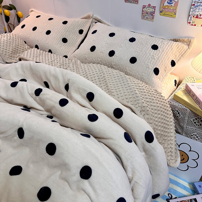 91家纺网 家纺一手货源 找家纺 慕晨 2024新款高克重A类牛奶绒印花豆豆绒夹棉单床盖三件被套四件套 奶茶波点