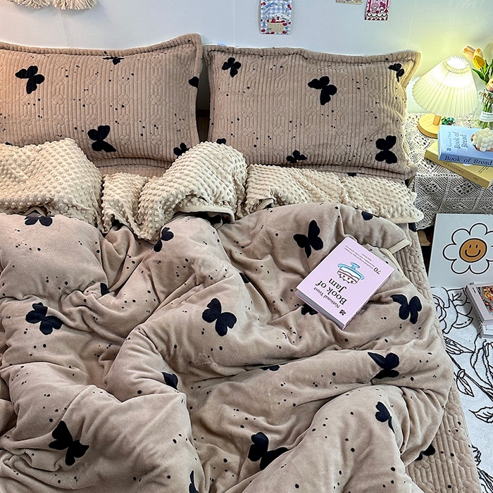 91家纺网 家纺一手货源 找家纺 慕晨 2024新款高克重A类牛奶绒印花豆豆绒夹棉单床盖三件被套四件套 咖色蝴蝶