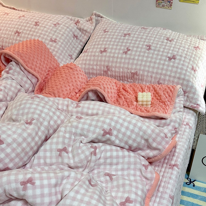 91家纺网 家纺一手货源 找家纺 慕晨 2024新款高克重A类牛奶绒印花豆豆绒夹棉单床盖三件被套四件套 粉色蝴蝶结