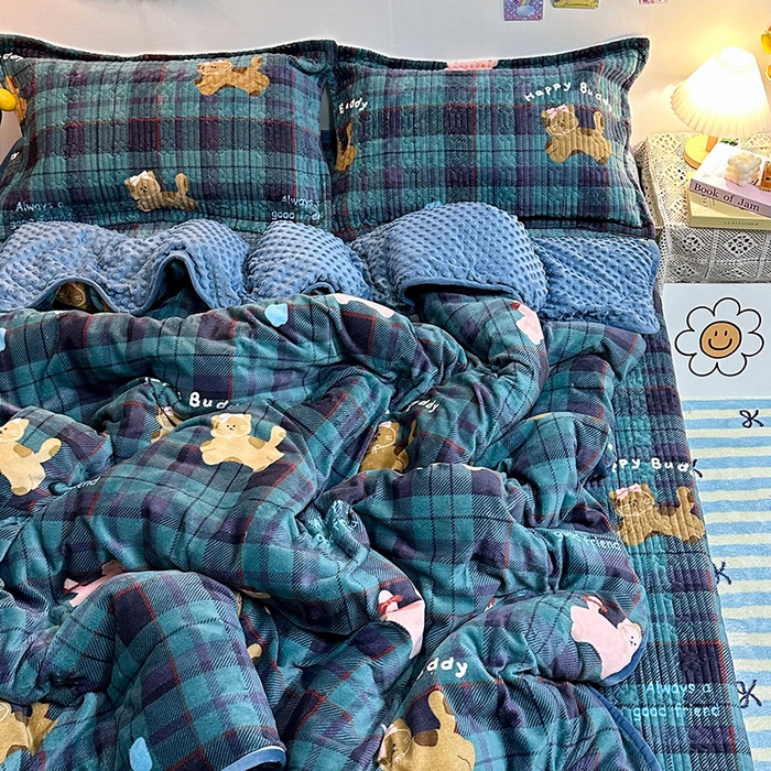 91家纺网 家纺一手货源 找家纺 慕晨 2024新款高克重A类牛奶绒印花豆豆绒夹棉单床盖三件被套四件套 格子猫猫