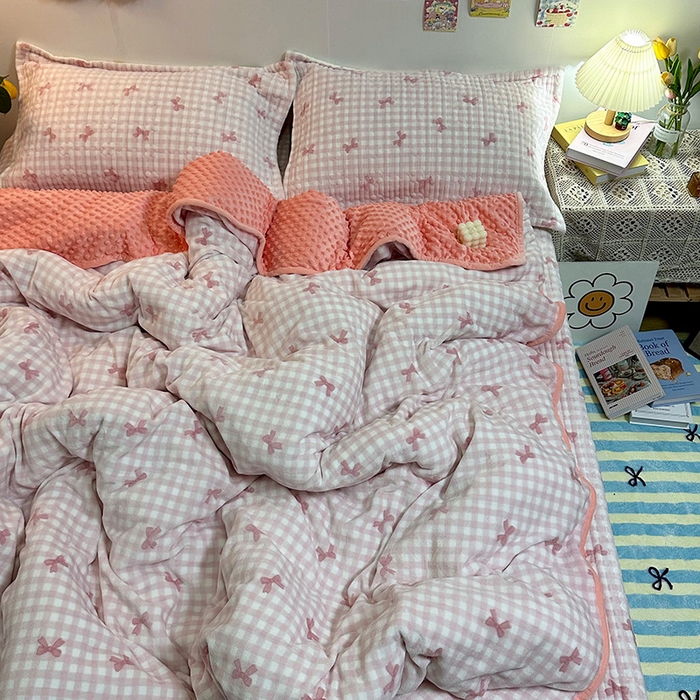 91家纺网 家纺一手货源 找家纺 慕晨 2024新款高克重A类牛奶绒印花豆豆绒夹棉单床盖三件被套四件套 粉色蝴蝶结