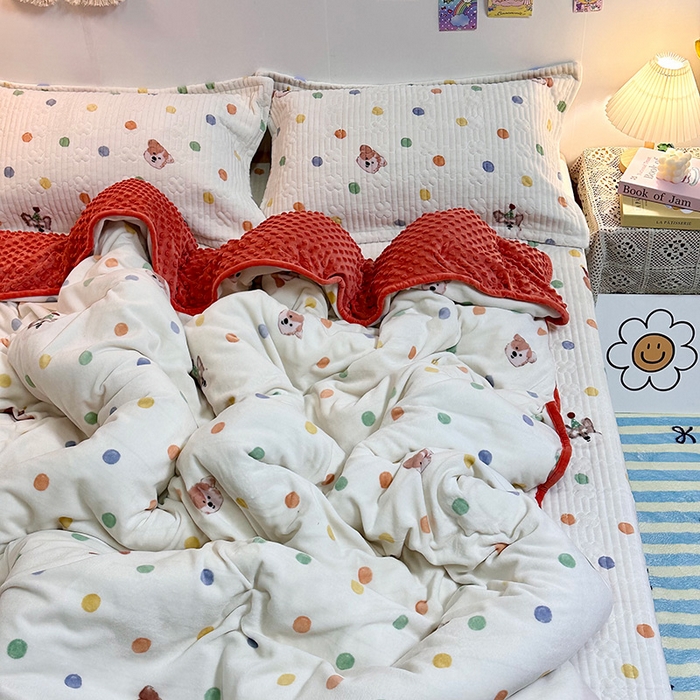 91家纺网 家纺一手货源 找家纺 慕晨 2024新款高克重A类牛奶绒印花豆豆绒夹棉单床盖三件被套四件套 彩色波点狗