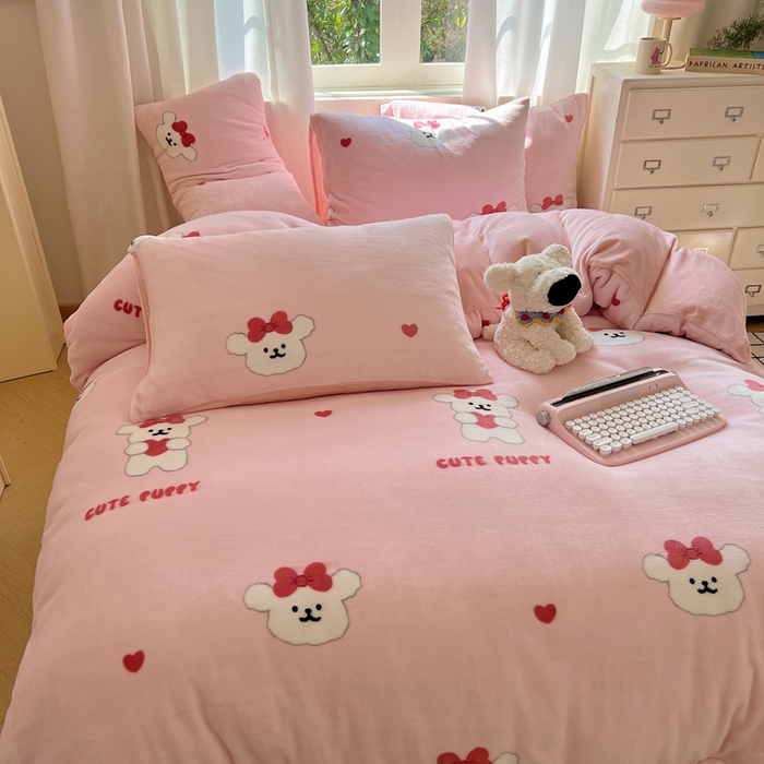 91家纺网 家纺一手货源 找家纺 顾里家纺 2024新款加厚牛奶绒ins奶油治愈系少女心保暖四件套系列-风格二 爱心小狗