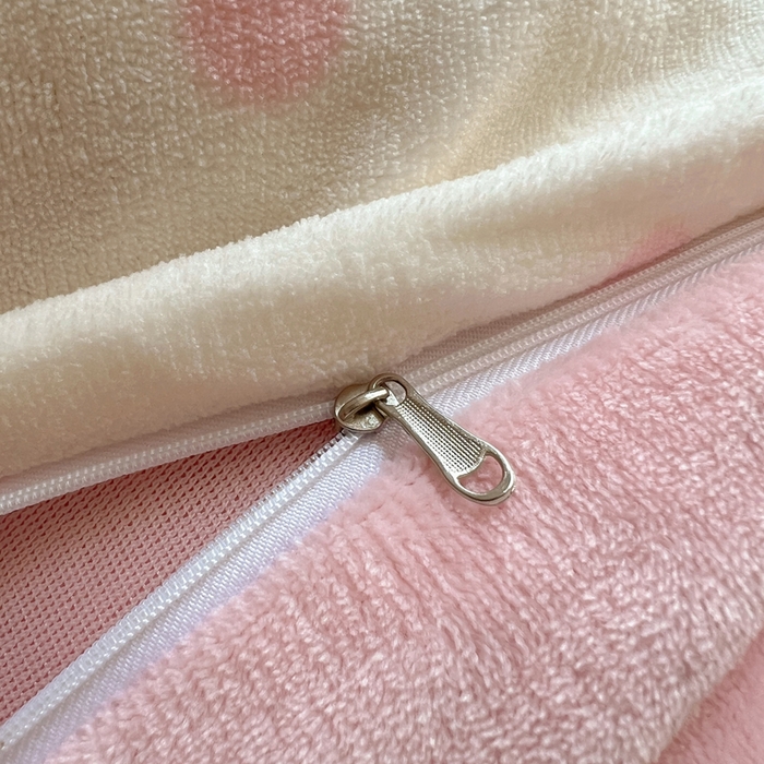 91家纺网 家纺一手货源 找家纺 顾里家纺 2024新款加厚牛奶绒ins奶油治愈系少女心保暖四件套系列-风格二 波点腊肠狗