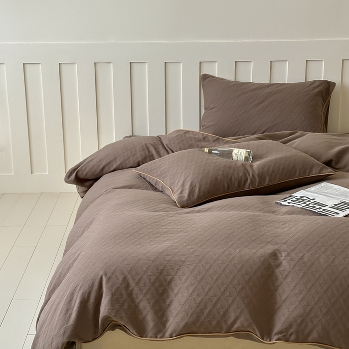 91家纺网 家纺一手货源 找家纺 梦享生活家居 2024新款全棉肌理纹四件套-滚边系列 格趣滚边-咖