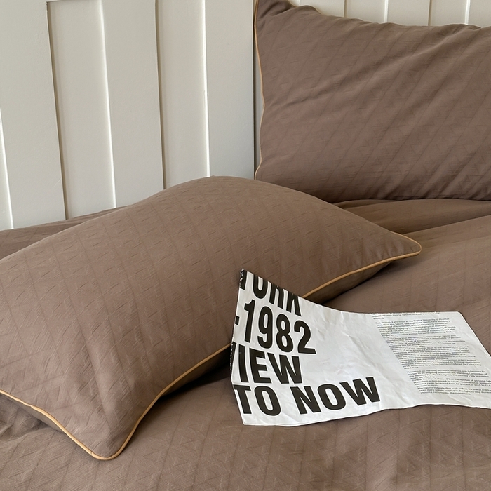 91家纺网 家纺一手货源 找家纺 梦享生活家居 2024新款全棉肌理纹四件套-滚边系列 格趣滚边-咖