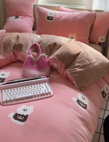 91家纺网 家纺一手货源 找家纺 顾里家纺 2024新款加厚牛奶绒ins奶油治愈系少女心保暖四件套系列-风格二 粉咖w狗