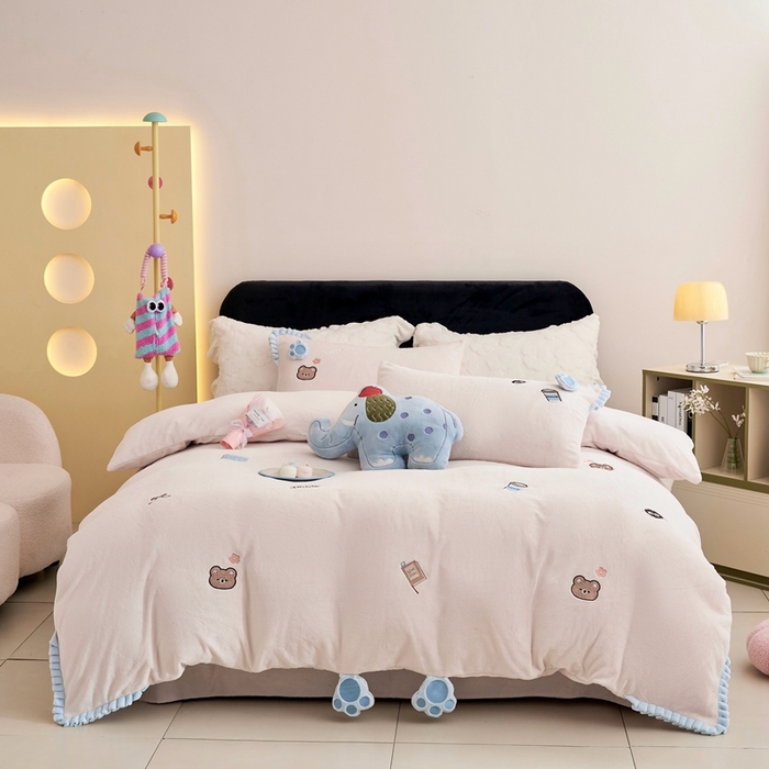 91家纺网 家纺一手货源 找家纺 黛舒家居 2024新款240克臻棉绒立体贴布绣四件套 顽皮小熊