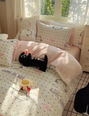 91家纺网 家纺一手货源 找家纺 顾里家纺 2024新款加厚牛奶绒ins奶油治愈系少女心保暖四件套系列-风格二 波点猫咪