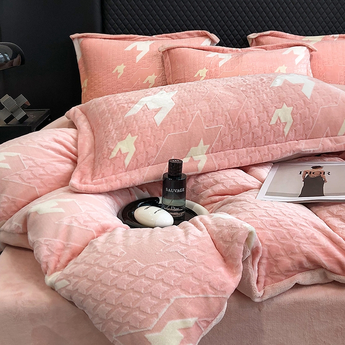 91家纺网 家纺一手货源 找家纺 金喜 2024新款加厚保暖230克高克重牛奶绒四件套雕花绒四件套-牛奶绒雕花系列 千鸟格