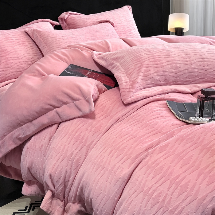 91家纺网 家纺一手货源 找家纺 金喜 2024新款高克重全消光牛奶绒雕花绒床盖四件套加厚牛奶绒床盖套件--极简主义床盖套件系列 皮粉