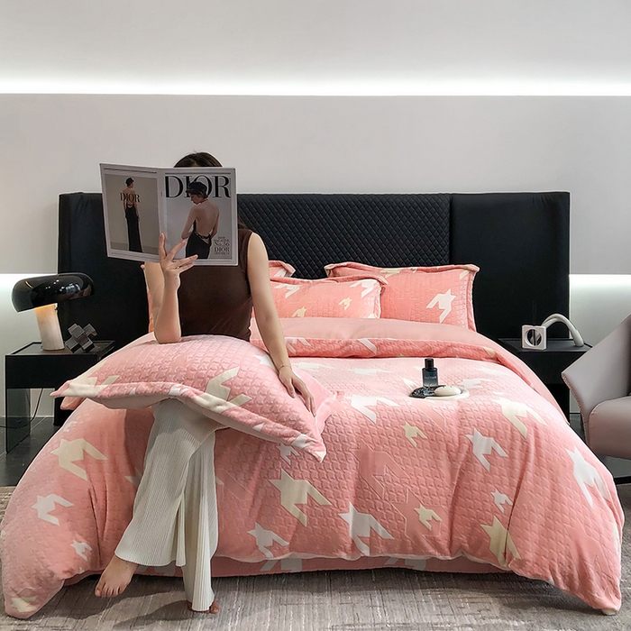 91家纺网 家纺一手货源 找家纺 金喜 2024新款加厚保暖230克高克重牛奶绒四件套雕花绒四件套-牛奶绒雕花系列 千鸟格