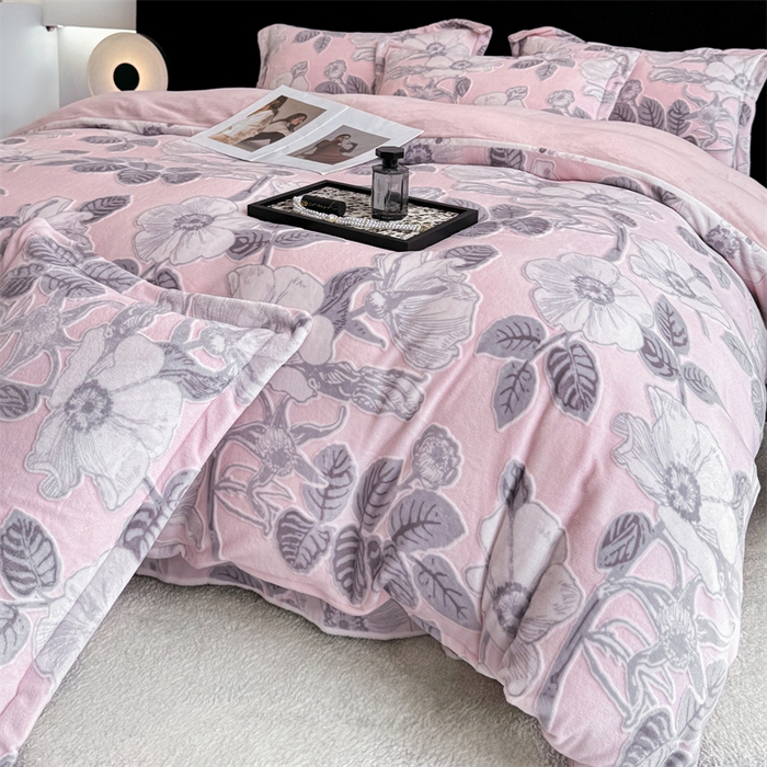 91家纺网 家纺一手货源 找家纺 金喜 2024新款加厚保暖230克高克重牛奶绒四件套雕花绒四件套-牛奶绒雕花系列 木槿-粉