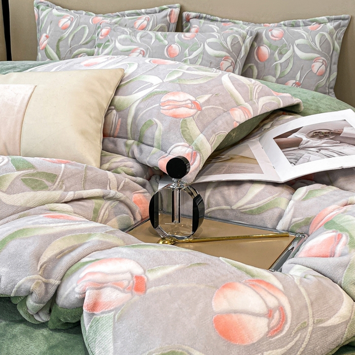 91家纺网 家纺一手货源 找家纺 金喜 2024新款加厚保暖230克高克重牛奶绒四件套雕花绒四件套-牛奶绒雕花系列 幽香恋曲