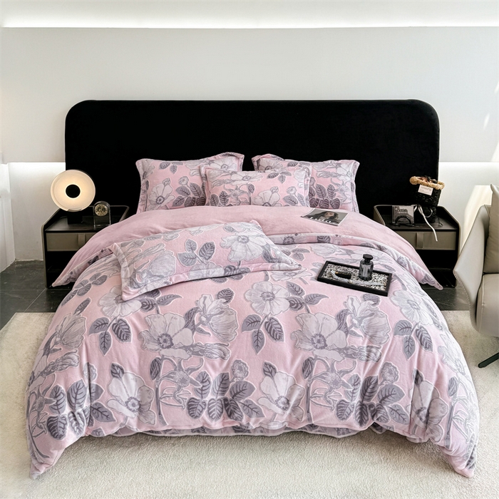 91家纺网 家纺一手货源 找家纺 金喜 2024新款加厚保暖230克高克重牛奶绒四件套雕花绒四件套-牛奶绒雕花系列 木槿-粉