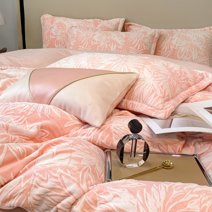 91家纺网 家纺一手货源 找家纺 金喜 2024新款加厚保暖230克高克重牛奶绒四件套雕花绒四件套-牛奶绒雕花系列 秋意浓