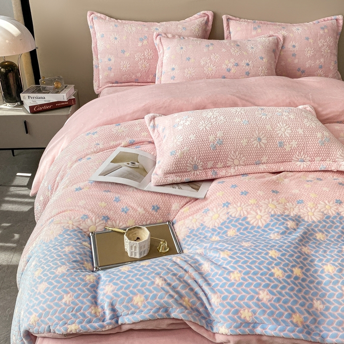 91家纺网 家纺一手货源 找家纺 金喜 2024新款加厚保暖230克高克重牛奶绒四件套雕花绒四件套-牛奶绒雕花系列 花海