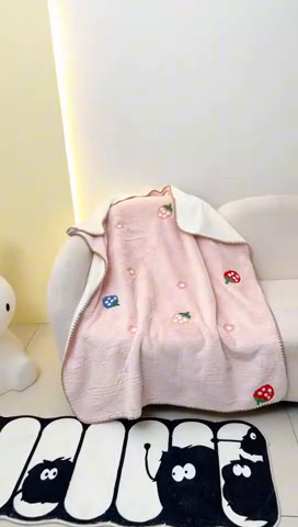 91家纺网 家纺一手货源 找家纺 黛舒家居 2024新款兔毛绒北极绒立体毛巾绣毛毯 草莓粉