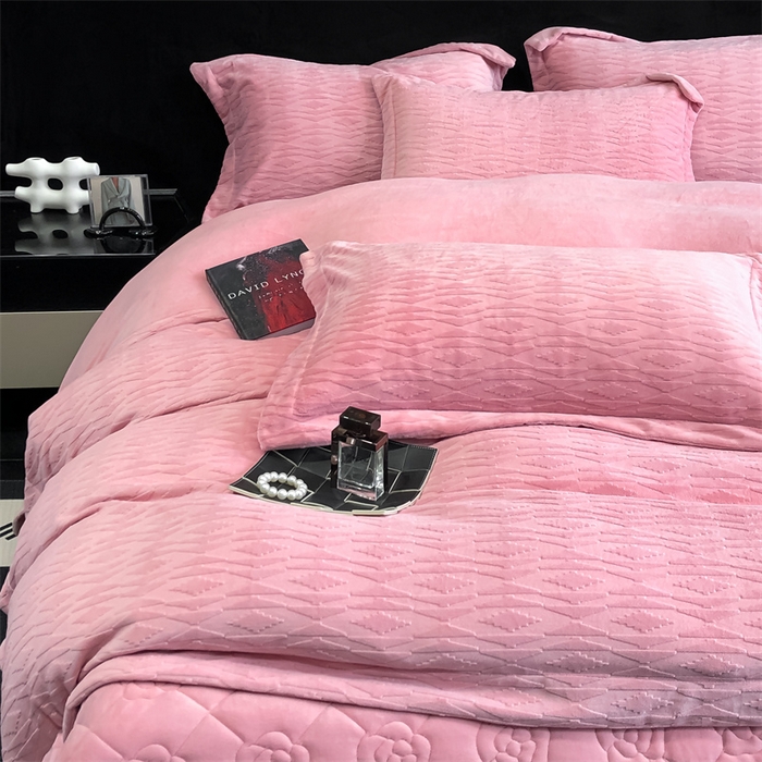 91家纺网 家纺一手货源 找家纺 金喜 2024新款高克重全消光牛奶绒雕花绒床盖四件套加厚牛奶绒床盖套件--极简主义床盖套件系列 皮粉