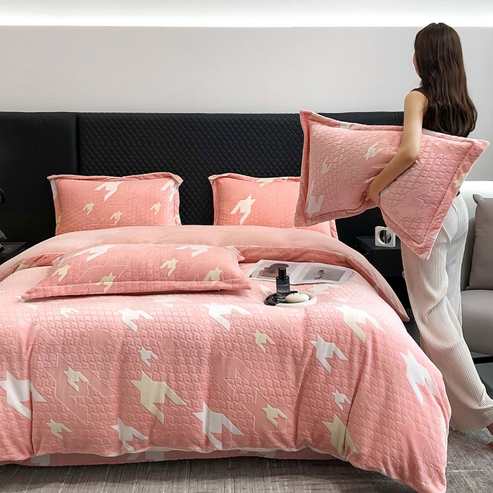 91家纺网 家纺一手货源 找家纺 金喜 2024新款加厚保暖230克高克重牛奶绒四件套雕花绒四件套-牛奶绒雕花系列 千鸟格