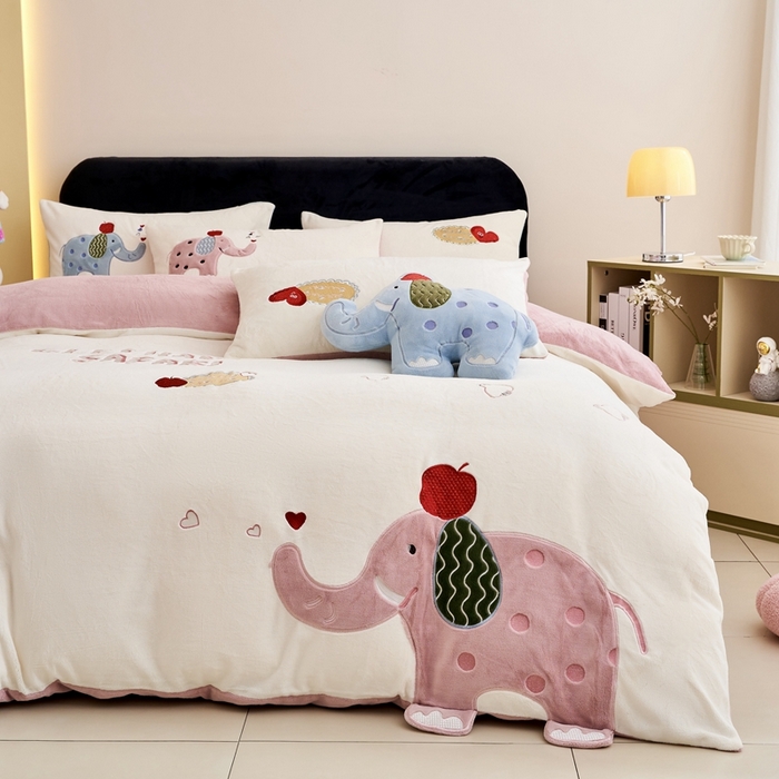 91家纺网 家纺一手货源 找家纺 黛舒家居 2024新款240克臻棉绒立体贴布绣四件套 顽皮象粉