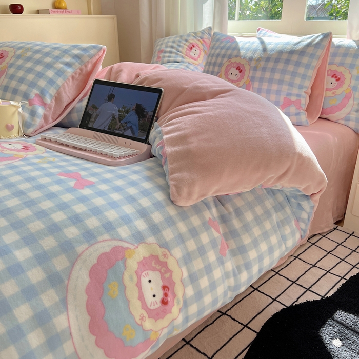 91家纺网 家纺一手货源 找家纺 顾里家纺 2024新款加厚牛奶绒ins奶油治愈系少女心保暖四件套系列-风格二 蛋糕花猫