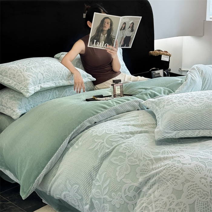 91家纺网 家纺一手货源 找家纺 金喜 2024新款加厚保暖230克高克重牛奶绒四件套雕花绒四件套-牛奶绒雕花系列 青露