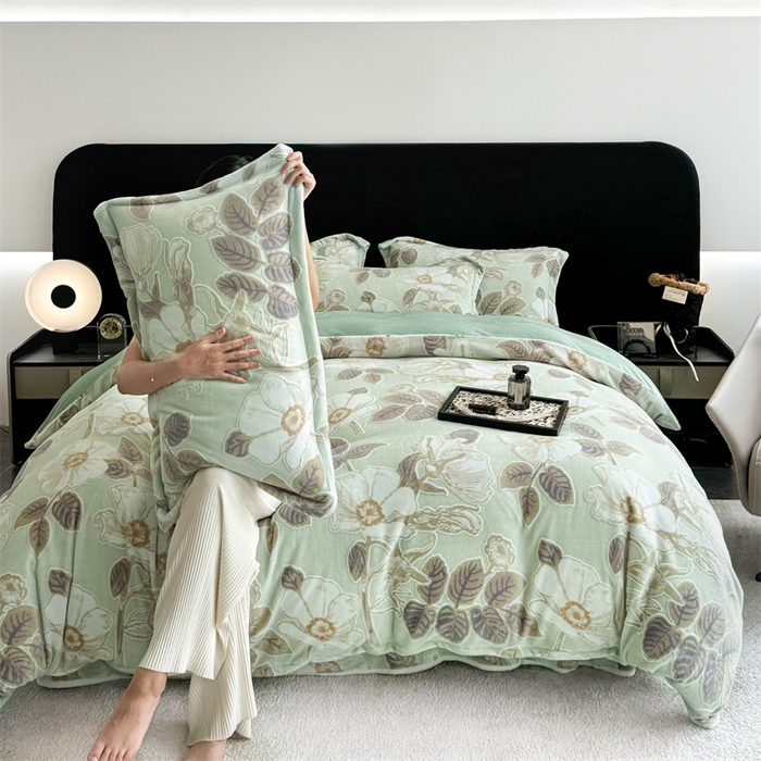 91家纺网 家纺一手货源 找家纺 金喜 2024新款加厚保暖230克高克重牛奶绒四件套雕花绒四件套-牛奶绒雕花系列 木槿-绿