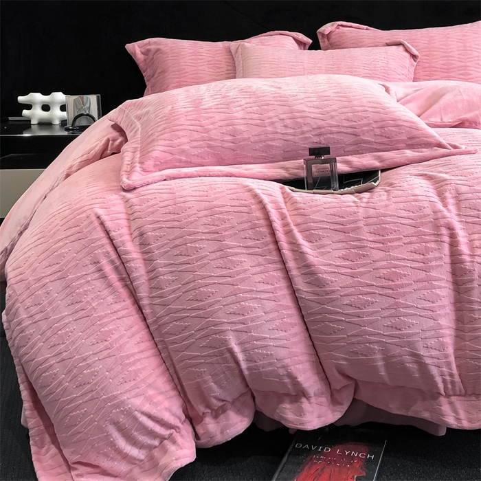 91家纺网 家纺一手货源 找家纺 金喜 2024新款高克重全消光牛奶绒雕花绒床盖四件套加厚牛奶绒床盖套件--极简主义床盖套件系列 皮粉