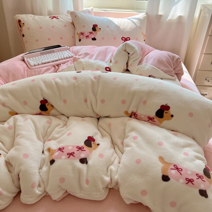 91家纺网 家纺一手货源 找家纺 顾里家纺 2024新款加厚牛奶绒ins奶油治愈系少女心保暖四件套系列-风格二 波点腊肠狗