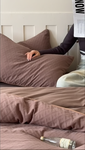 91家纺网 家纺一手货源 找家纺 梦享生活家居 2024新款全棉肌理纹四件套-滚边系列 格趣滚边-咖