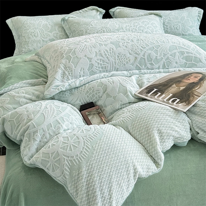 91家纺网 家纺一手货源 找家纺 金喜 2024新款加厚保暖230克高克重牛奶绒四件套雕花绒四件套-牛奶绒雕花系列 青露