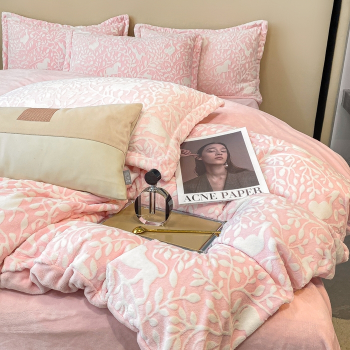 91家纺网 家纺一手货源 找家纺 金喜 2024新款加厚保暖230克高克重牛奶绒四件套雕花绒四件套-牛奶绒雕花系列 林深见鹿