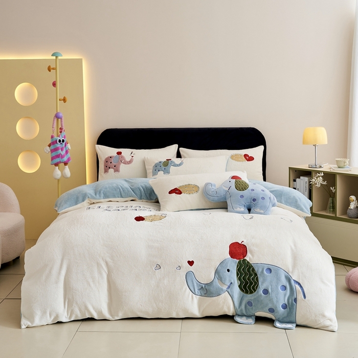 91家纺网 家纺一手货源 找家纺 黛舒家居 2024新款240克臻棉绒立体贴布绣四件套 顽皮象蓝