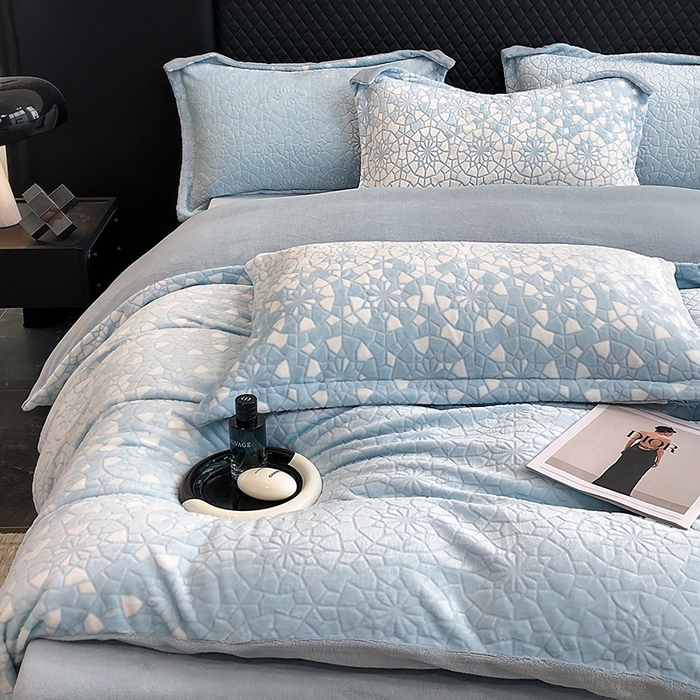 91家纺网 家纺一手货源 找家纺 金喜 2024新款加厚保暖230克高克重牛奶绒四件套雕花绒四件套-牛奶绒雕花系列 冬雪