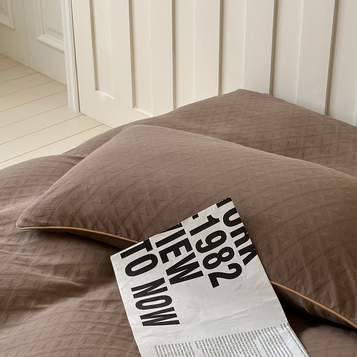 91家纺网 家纺一手货源 找家纺 梦享生活家居 2024新款全棉肌理纹四件套-滚边系列 格趣滚边-咖