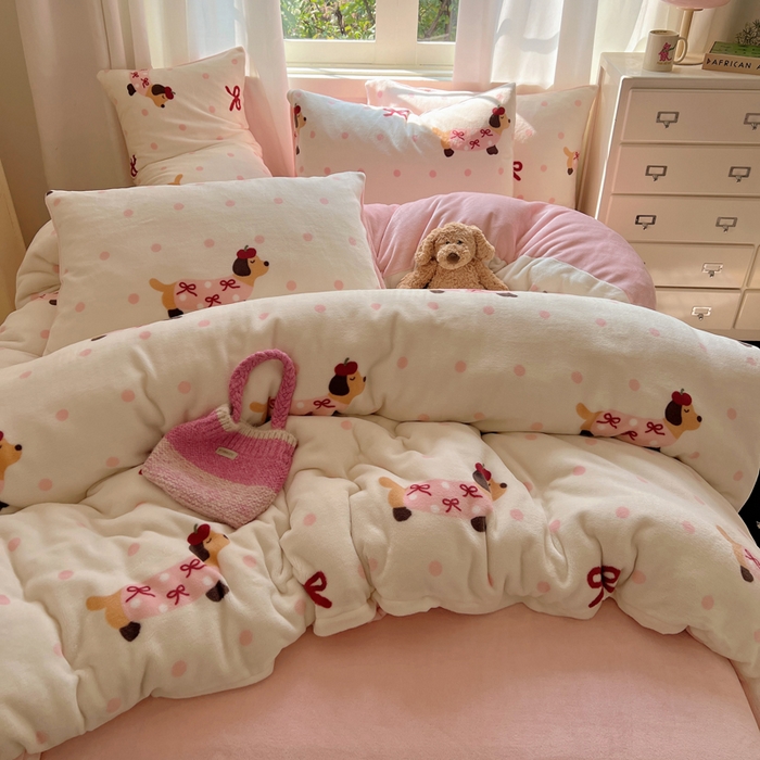 91家纺网 家纺一手货源 找家纺 顾里家纺 2024新款加厚牛奶绒ins奶油治愈系少女心保暖四件套系列-风格二 波点腊肠狗