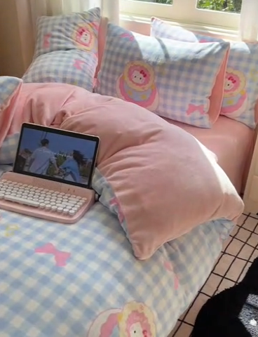 91家纺网 家纺一手货源 找家纺 顾里家纺 2024新款加厚牛奶绒ins奶油治愈系少女心保暖四件套系列-风格二 蛋糕花猫