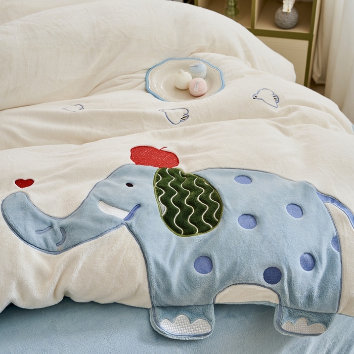 91家纺网 家纺一手货源 找家纺 黛舒家居 2024新款240克臻棉绒立体贴布绣四件套 顽皮象蓝