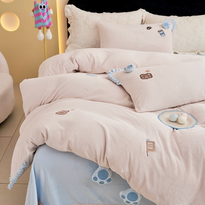 91家纺网 家纺一手货源 找家纺 黛舒家居 2024新款240克臻棉绒立体贴布绣四件套 顽皮小熊