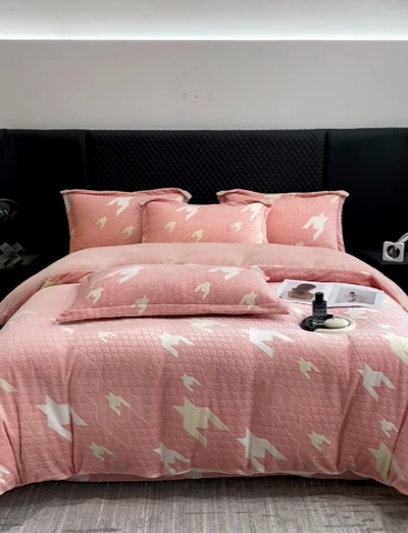 91家纺网 家纺一手货源 找家纺 金喜 2024新款加厚保暖230克高克重牛奶绒四件套雕花绒四件套-牛奶绒雕花系列 千鸟格