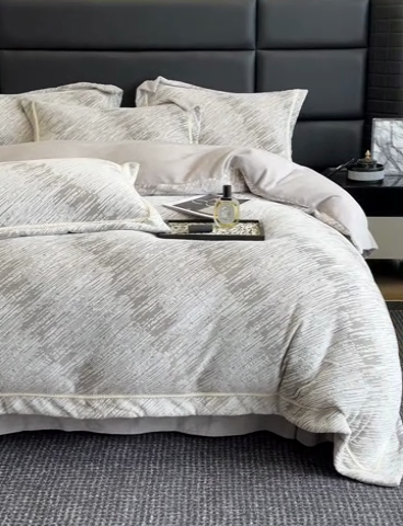 91家纺网 家纺一手货源 找家纺 （总）金喜 2024新款高克重全消光牛奶绒雕花绒轻奢风四件套加厚双面牛奶绒四件套-星川鎏金梦系列